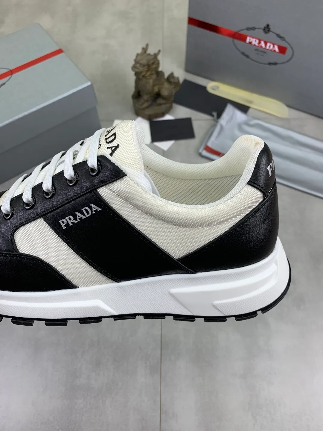 Men's men's shoes P560💰 [Real Price] Popular models are on the official website, 🆘 Trendy brand (Prada) mainly promotes popular models, avant-garde and versatile fashionable men's shoes private version mold opening, cowhide surface splicing 1:1.. Stylish and simple, original imported cowhide lining cowhide feet; the atmosphere and personality are more fashionable, eye-catching and pursuing class. It will subvert the old ideas and be a must-have for fashionistas who want to spend time with you! Must keep it! Tall and comfortable, large and low, high-end quality workmanship. Code number: 38-44 (45 customized) 2️⃣ optional.